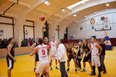 MINISTAR VULIN PODBACIO LOPTU: Humanitarni meč - kad vojnici zaigraju košarku