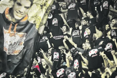 (VIDEO) SRCE JE ZADRHTALO: Pogledajte kako "delije" pevaju za ubijenog druga