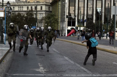 (FOTO) PROTEST U ATINI: Kamenjem i bakljama na policiju