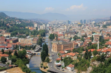 Sarajevo: Deo mosta završio u reci!