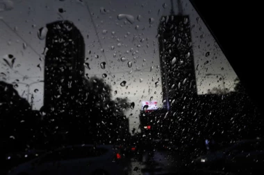 IMA LI KRAJA "VREMENSKOM ROLERKOUSTERU"? Prvi na udaru nevremena večeras su OVI krajevi, sutra cela Srbija!