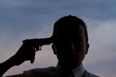 Učenik (11) iz 2 pištolja izrešetao nastavnika, pa presudio sebi