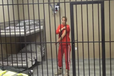 Poput divlje zveri: Nadežda skakala po ćeliji i drmala rešetke!