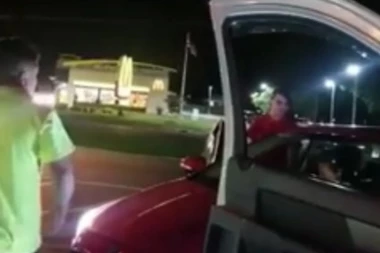 (VIDEO) Manijak pokušao da ugura devojku u automobil, a onda je ZAŽALIO