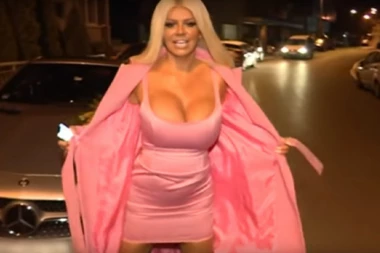 (FOTO) Danas ima najveće grudi na estradi: Ovako je Dara Bubamara izgledala pre svih operacija i silikona!