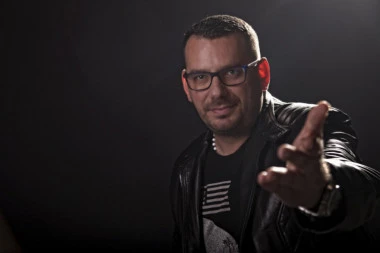 Cela Srbija putem lajv prenosa uživala u najvećim hitovima: Peđa Medenica pevao na trgu u Bačkoj Palanci