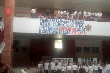 (FOTO) Gimnazijalci iz Danilovgrada očitali lekciju bahatoj vlasti u CG: Ovako se brani ćirilica i srpski jezik