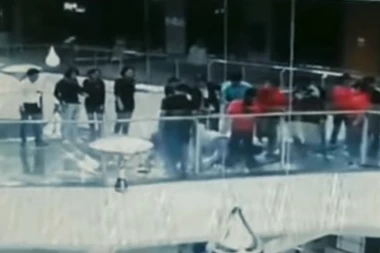 (VIDEO) Žurila na sastanak pa upala u bazen s ajkulama i PREŽIVELA!