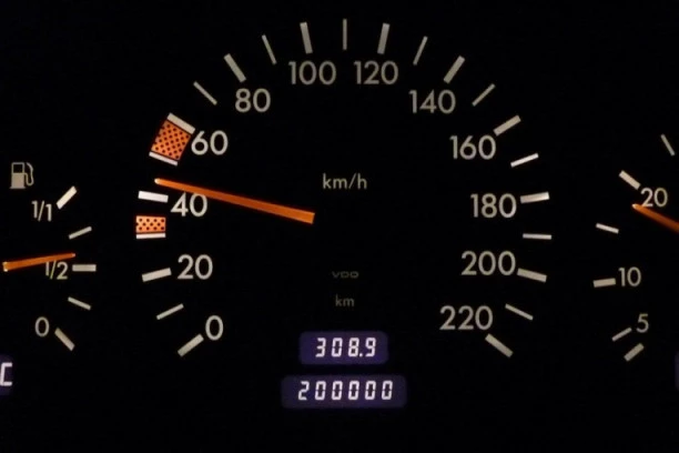 TRŽIŠTE SRBIJE PREPLAVILI POLOVNI AUTOMOBILI SA LAŽIRANOM KILOMETRAŽOM! Nemački stručnjaci izdali upozorenje! LIZING KUĆE NAJVEĆI PREVARANTI!