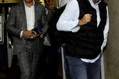 (FOTO) Trinkijeri tek sleteo, već kupio "grobare"!