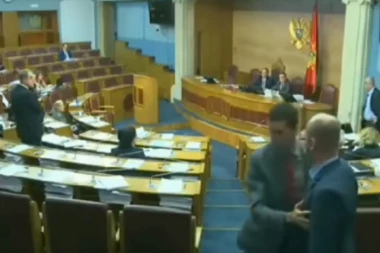 (VIDEO) "Ajde izlazi, kretenu jedan"! Težak skandal u crnogorskom parlamentu, u poslednjem trenutku sprečana tuča poslanika