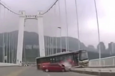 (VIDEO) STRAVIČAN SNIMAK: Putnica se tukla sa vozačem autobusa - NAJMANJE 13 MRTVIH!