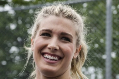 (VIDEO) Eženi Bušar raspalila maštu obožavalaca: Maskirala se u naučnicu, izgleda kao porno zvezda!