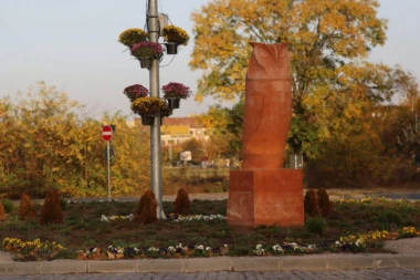 (FOTO) LAVINA KOMENTARA: Kikinda je dobila novu skulpturu, a onda su se usijale društvene mreže