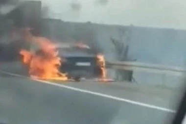 (VIDEO) Šokantan prizor na autoputu kod Šimanovaca: Vatra guta automobil, crni dima kulja na sve strane!