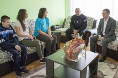 SVAKA ČAST! Stefanović uručio kljjučeve od stana porodici preminulog kolege iz Žandarmerije