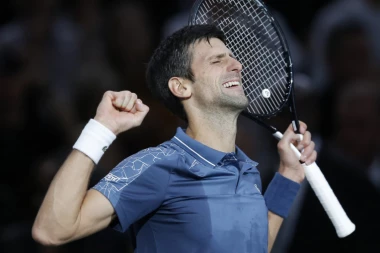 DO POSLEDNJE KAPI KRVI: Gladijator Nole pobedio Federera za finale Pariza!