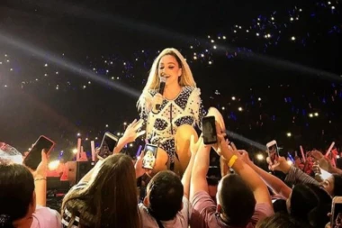 (VIDEO) "Ti, kidaš, bebo", "Nisi normalna" i "Mala lomi" samo su neki od komentara na Majin spektakl u Areni!