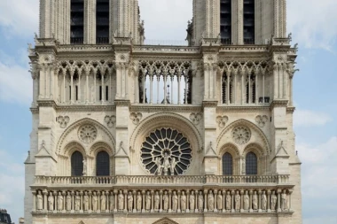 FRANCUZI MENJAJU ISTORIJU? Zastava tzv. Kosova istaknuta među 19 savezničkih u Notr Damu