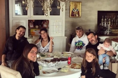 Prvi Božić sa unukom: Aca Lukas okupio porodicu na praznik!