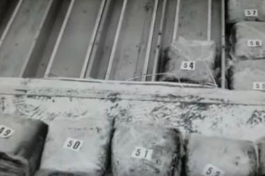 (VIDEO) Neverovatan snimak hrvatske policije: Iz hladanjače sa beogradskim tablicama izvadili 90 kila droge!