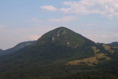 ŠTA MISLITE DA LI VREDI TOLIKO? Prodaje se vila od 1,5 miliona evra na vrhu Povlena (FOTO)