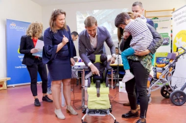 Uspešna akcija "Čepom do osmeha": Devojčici sa cerebralnom paralizom obezbeđena neurološka stolica