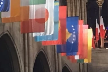 UVREDA ZA MILIONE ŽRTAVA: Zastava  "države Kosovo" usred Pariza