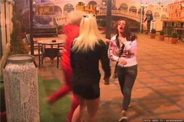 Potukle se u rijalitiju, pa učesnica dobila gušenje! (VIDEO)