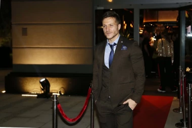 RADI ME TVOJE TELO: Saša Kovačević GO, preplanuo i mišićav doveo devojke do LUDILA! (FOTO)