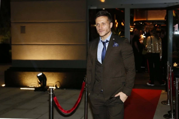 RADI ME TVOJE TELO: Saša Kovačević GO, preplanuo i mišićav doveo devojke do LUDILA! (FOTO)