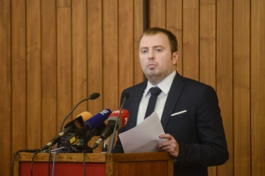 Aleksandar Mirković, šef odborničke grupe SNS: Uplakani tajkun ogrezao u patološku mržnju i bolest