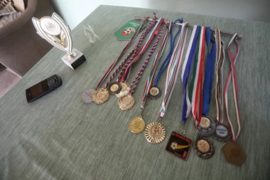 (FOTO) Pavkovi imaju pravu riznicu pehara, medalja, novinskih isečaka: EMOTIVNA PORUKA RODITELJA ZVEZDINOM HEROJU