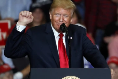 (FOTO) Izvini, Donalde, nismo te prepoznali: Tramp objavio šokantnu fotografiju na Tviteru