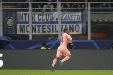 Dron isporučio Malkomu  nagradu za igrača meseca