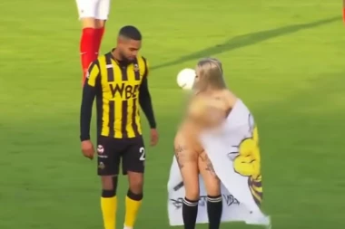 KAKVO LUKAVSTVO: Evo zašto je se*si plavuša POTPUNO GOLA utrčala na teren