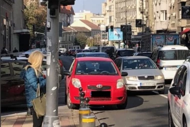 (FOTO) Da li je ovo NAJBAHATIJI VOZAČ u Beogradu? Evo gde se parkirao u centru grada
