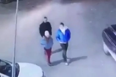 (UZNEMIRUJUĆI VIDEO) Ruskinja pokosila tinejdžere! Od siline udara leteli u vazduh, a njen komentar će zgroziti sve