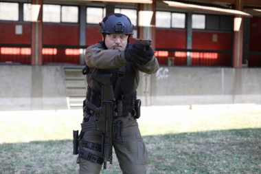 (FOTO) Ekskluzivno: Ispovest Kobre koja čuva Vučićevu glavu!