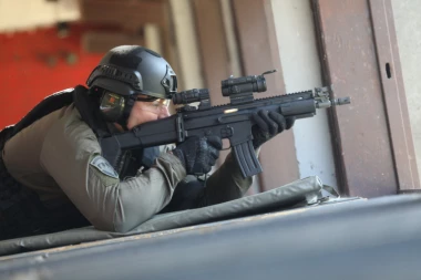 (VIDEO) Prst na obaraču, čaure lete svuda oko njega! Pogledajte Vučićevog telohranitelja u akciji