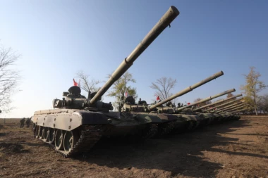 U kasarni Vojske Srbije u Kraljevu primećeno pojačano kretanje borbenih vozila!