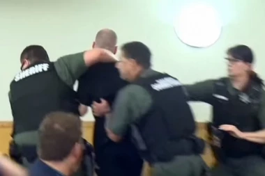 (VIDEO) Otac u sudnici krenuo na ubicu svoje devojčice!