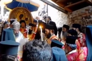 (VIDEO) Nemi mladić progovorio pred ikonom Bogorodice: Čudo na Svetoj gori, sveštenici zanemeli od sreće