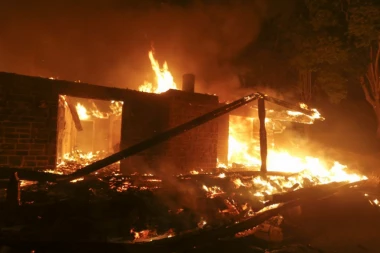 Požar progutao odmaralište na Beloj steni: Vatra sve uništila, meštani pomagali u gašenju!