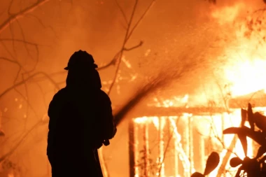 Vatra guta zgradu u Karađorđevoj: Požar gasi 6 ekipa, ulica zatvorena!