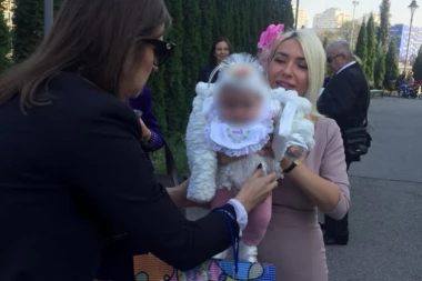 (VIDEO) Republika na krštenju ćerke voditeljke Parova!