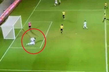 (VIDEO) BEZOBRAZLUK ILI UMEĆE: Ukazivao pomoć saigraču, pa dao gol