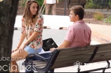 (VIDEO) Pogledajte šta se desi kada lepa devojka sedne momku u krilo