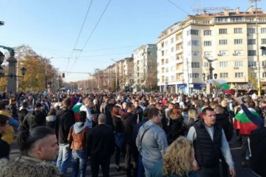 (FOTO, VIDEO) Bugare razgnevio porez na stare automobile i cena goriva: Hiljade ljudi blokiralo puteve!