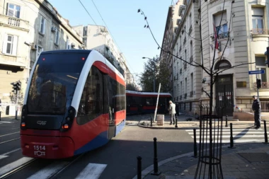 KOLAPS U CENTRU BEOGRADA: Tramvaj se zakucao u automobil!